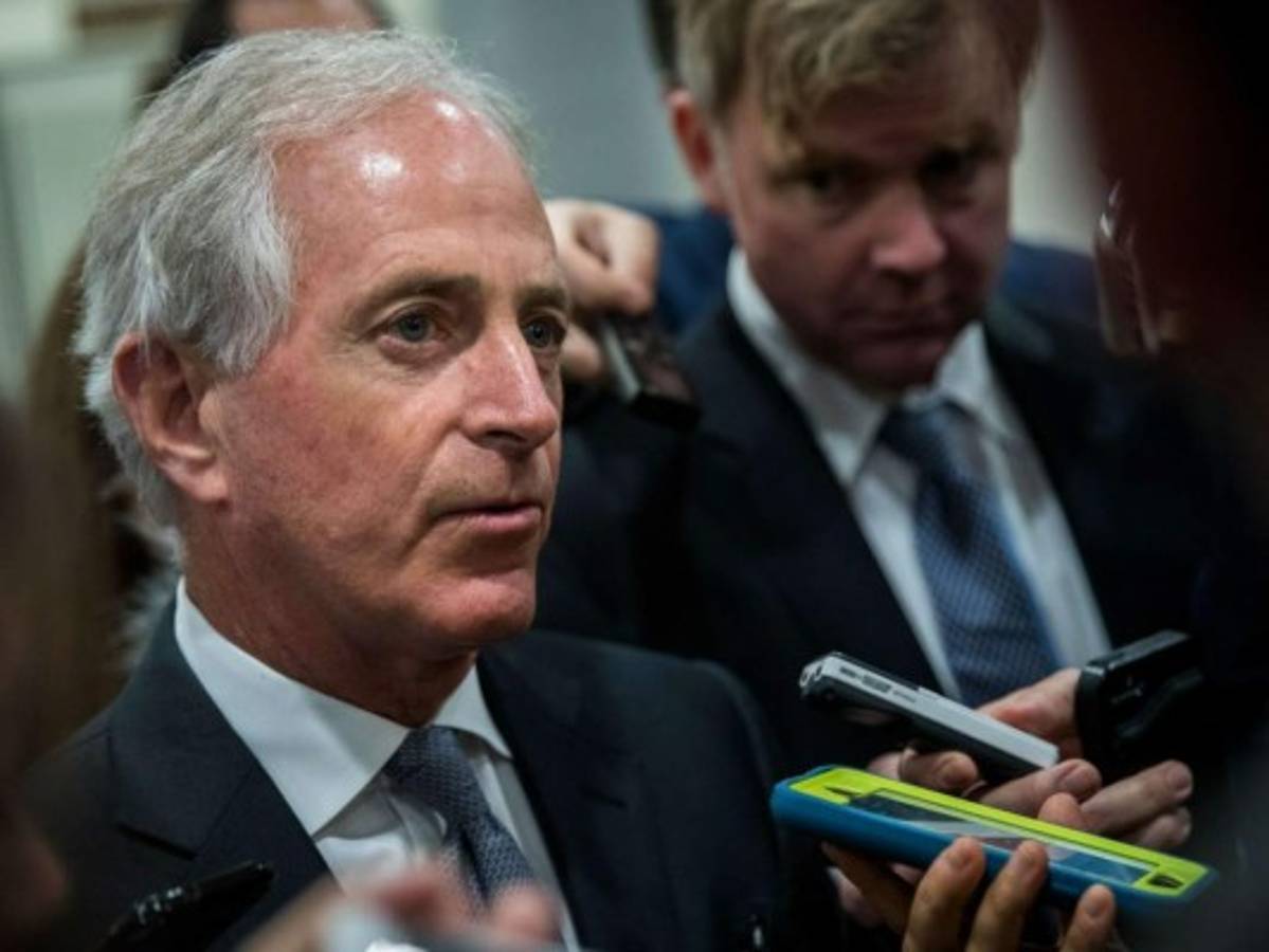Trump 'degrada' al país, dice republicano Corker adelantando que votará por él