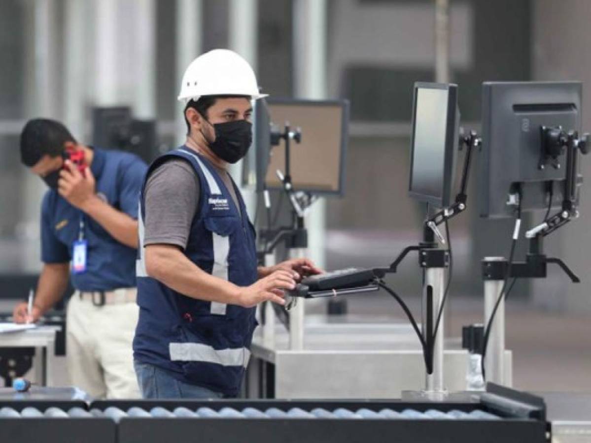 Técnicos hacen pruebas finales del moderno y sofisticado sistema en el nuevo aeropuerto ubicado en Palmerola, Honduras.