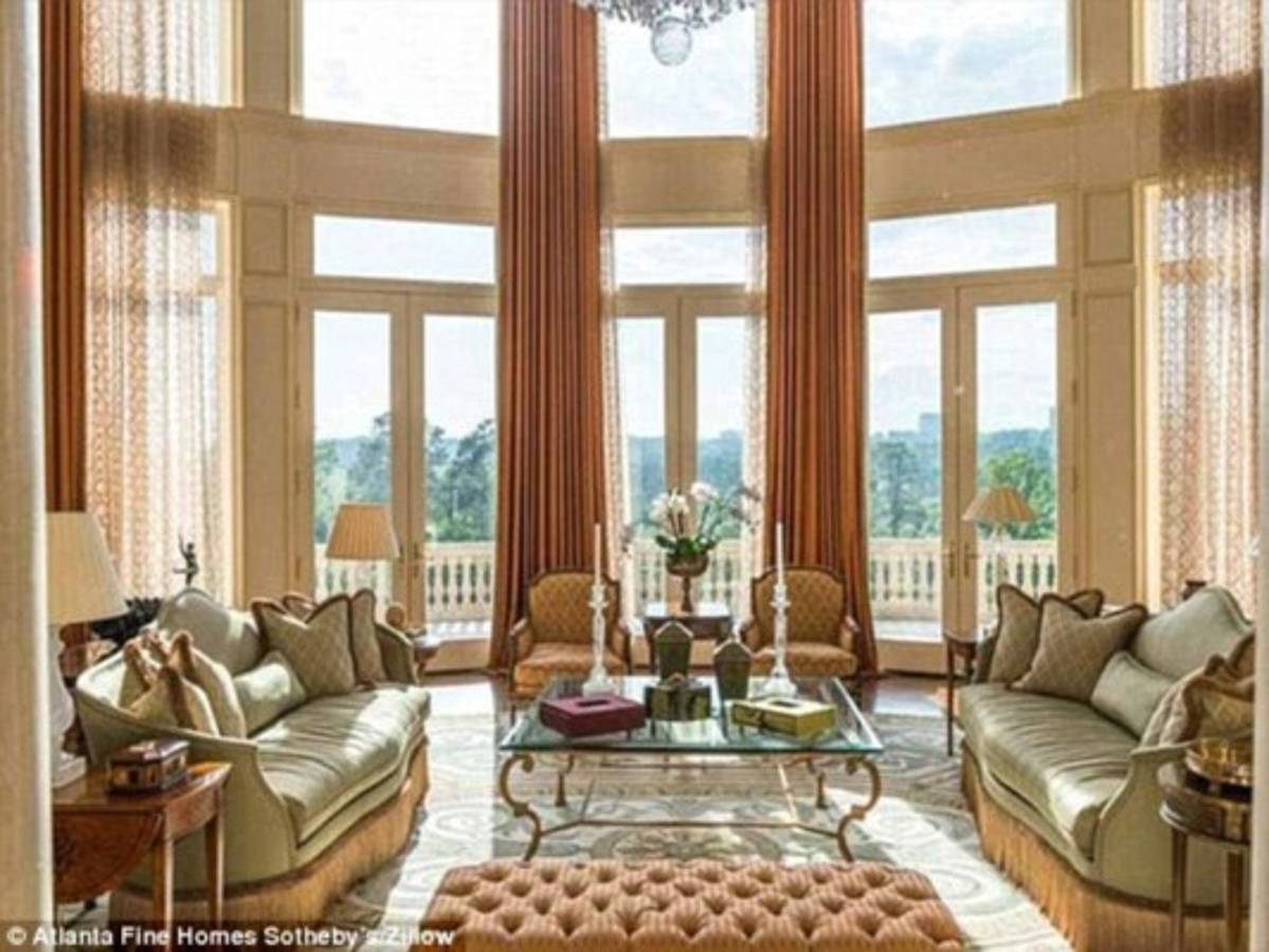 Pastor compra mansión por 'mandato de Dios'