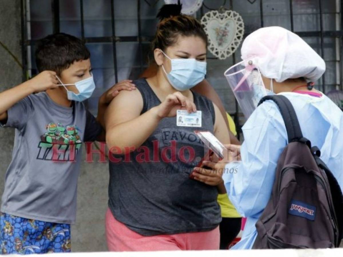 Las brigadas médicas integrales siguen buscando casos en barrios y colonias. Foto: David Romero/ EL HERALDO