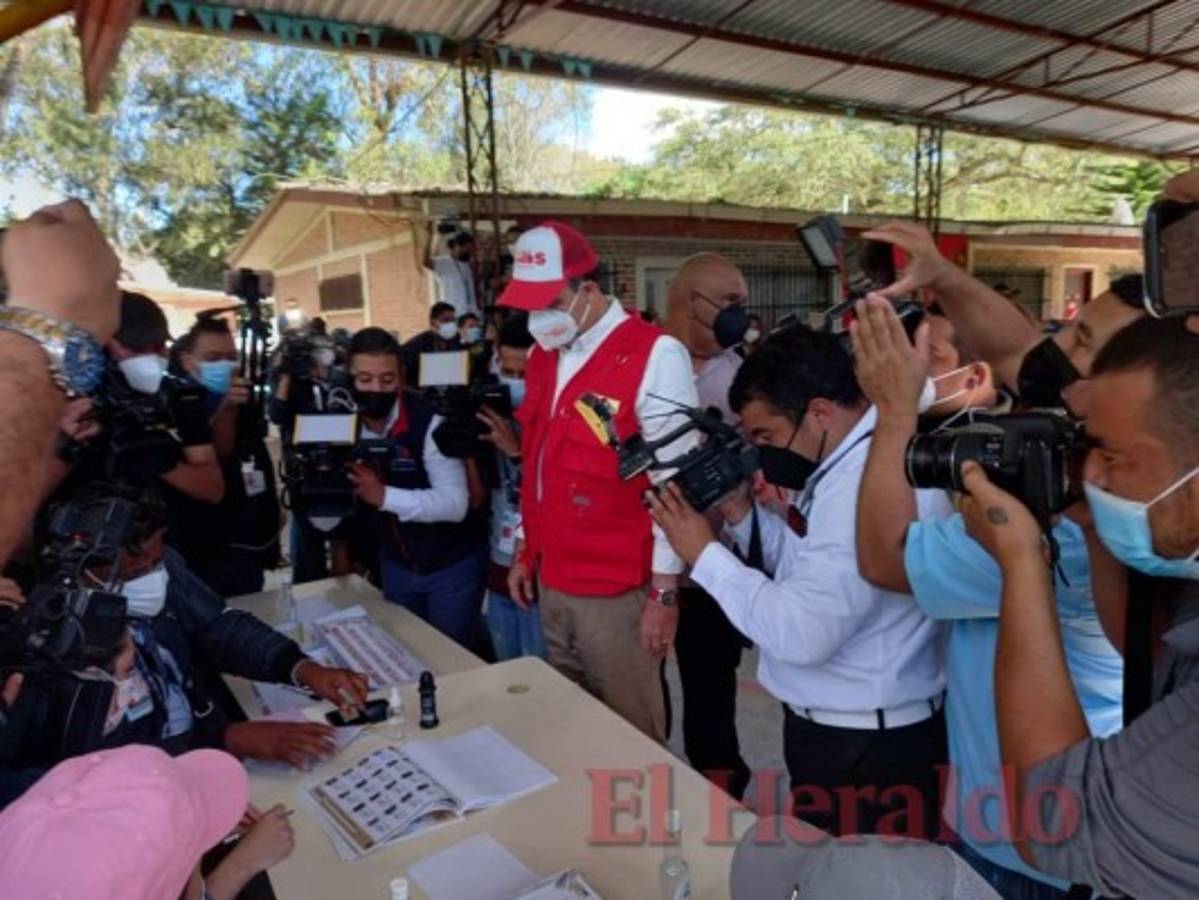 Con fuerte mensaje contra corruptos y señalados en narcotráfico Luis Zelaya acudió a las urnas (FOTOS)