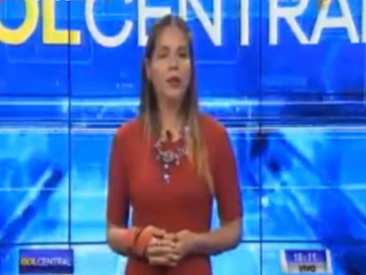 Periodista pensó que no estaba en vivo y comenzó a bailar