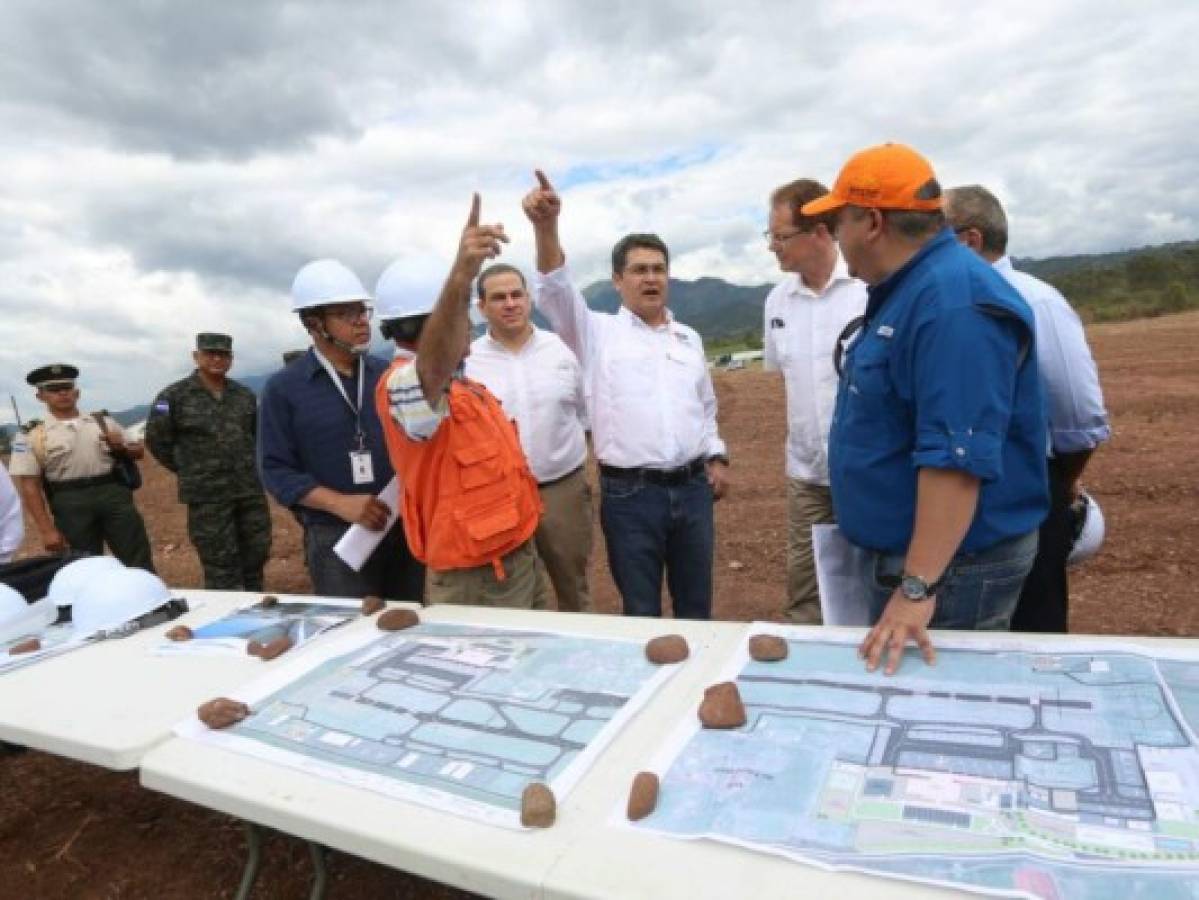 Presidente Hernández supervisa construcción del aeropuerto en Palmerola