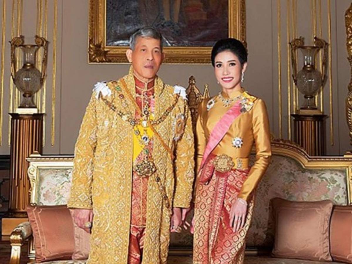Rey de Tailandia perdona a concubina y la reincorpora a su harén de 20 mujeres