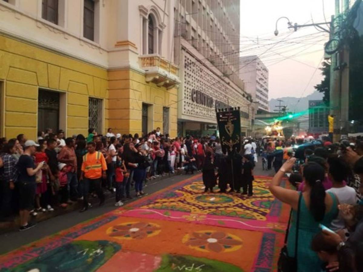 Capitalinos conmemoran el Santo Entierro de Jesús en el centro histórico