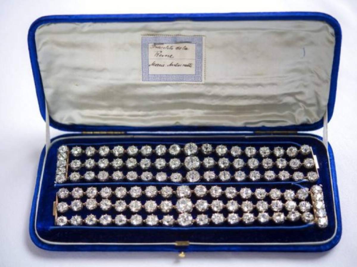 Un par de brazaletes de diamantes en plata y oro amarillo que pertenecieron a María Antonieta de Francia, alrededor de 1776, durante una vista previa en Christie's, en Ginebra, Suiza, el miércoles 3 de noviembre de 2021. (Martial Trezzini/Keystone vía AP)