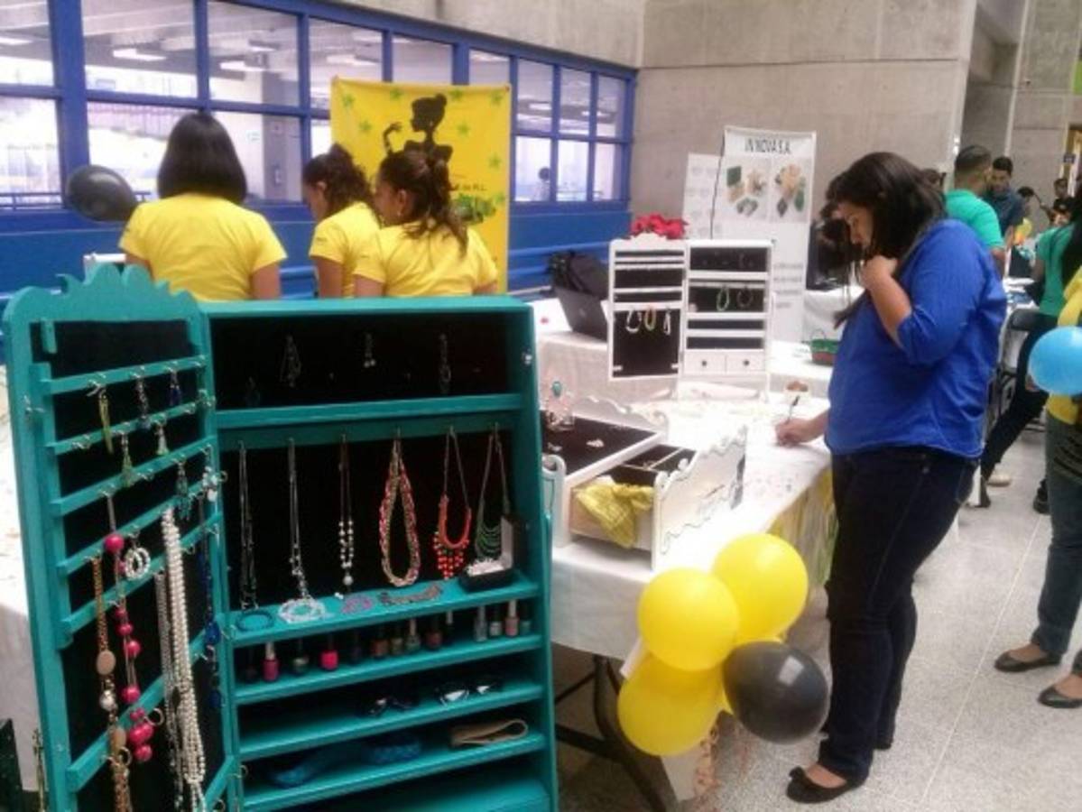 Jóvenes universitarios emprendedores presentan sus productos innovadores  