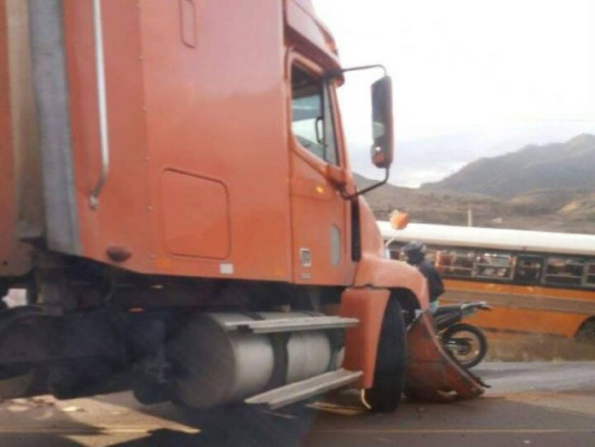 Accidente entre dos rastras en la carretera a Olancho deja pérdidas materiales