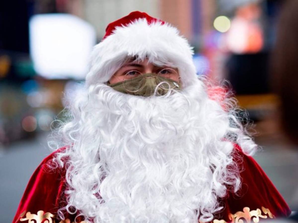 Santa Claus trasladará renos y entrará a los hogares, pero con mascarilla  