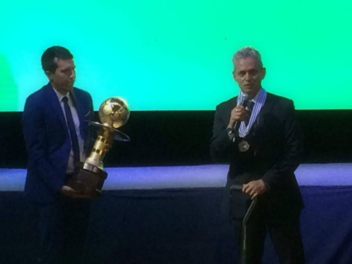 Reinaldo Rueda recibió el premio Rey de América como mejor entrenador del continente