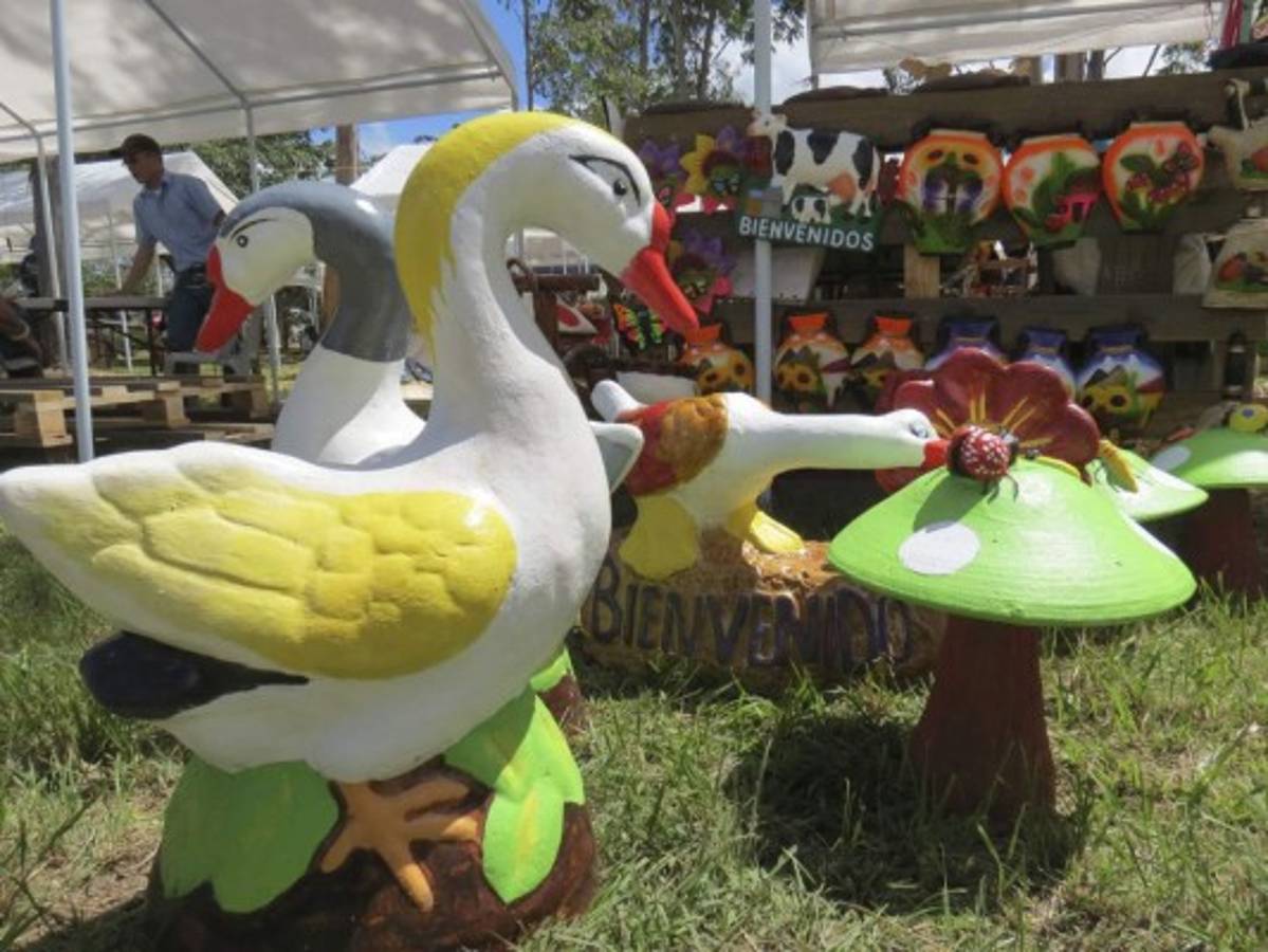 Los puestos de artesanías son una parada casi obligatoria para los turistas, ya que aprovechan a comprar recuerdos.