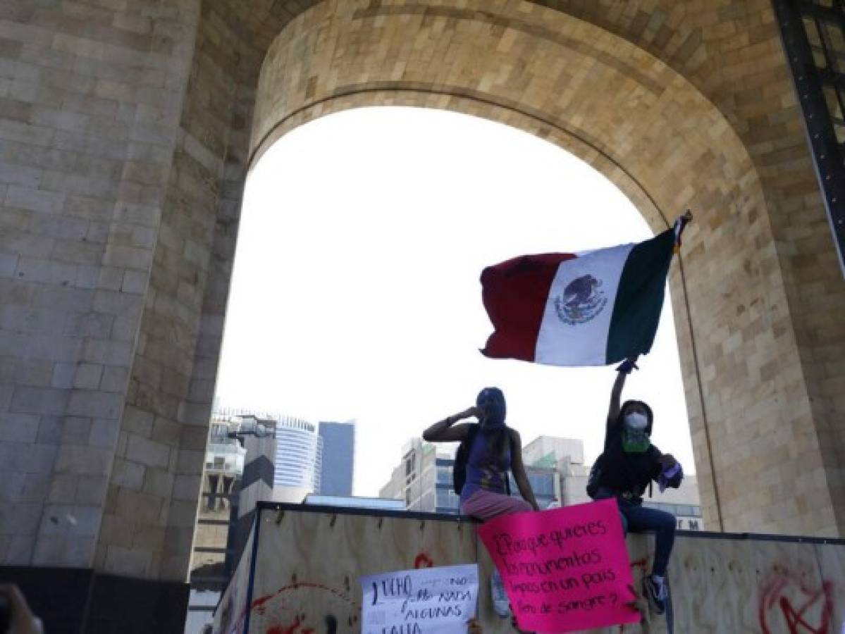 Presidente de México defiende su labor en temas de mujeres, pese a femicidios    