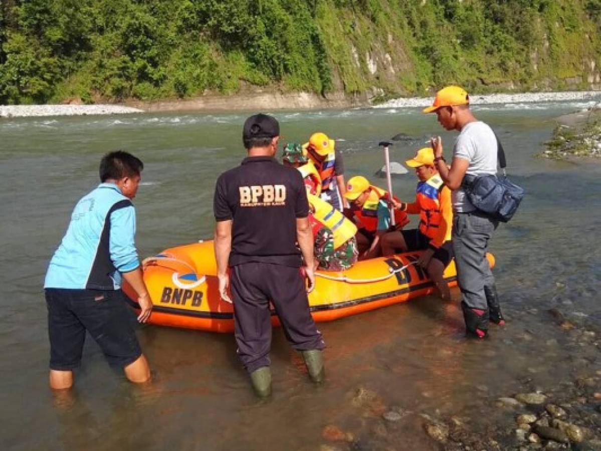 Varios muertos tras derrumbarse un puente en Indonesia 