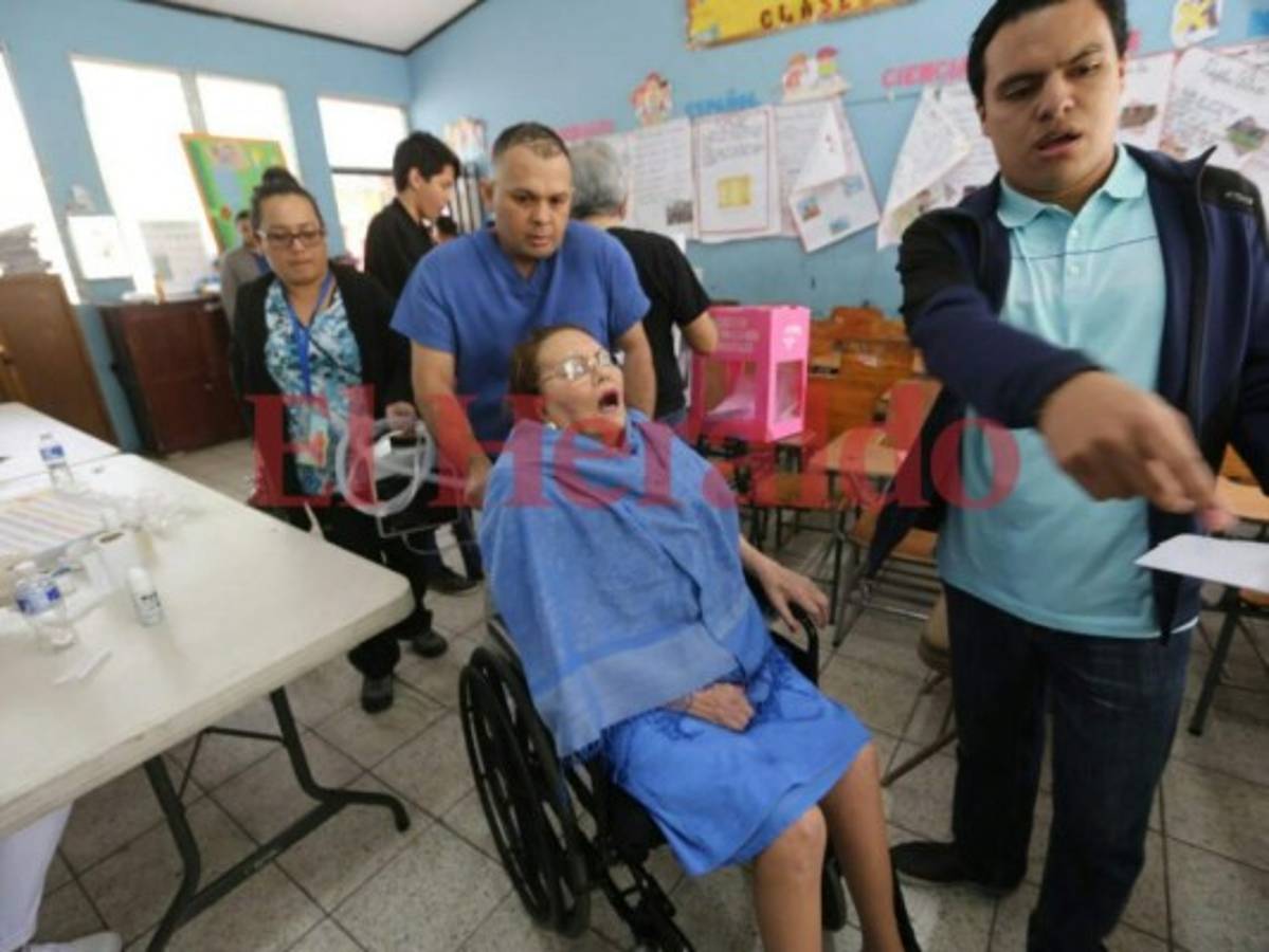 Primera mujer aspirante a la presidencia de Honduras ejerce el sufragio