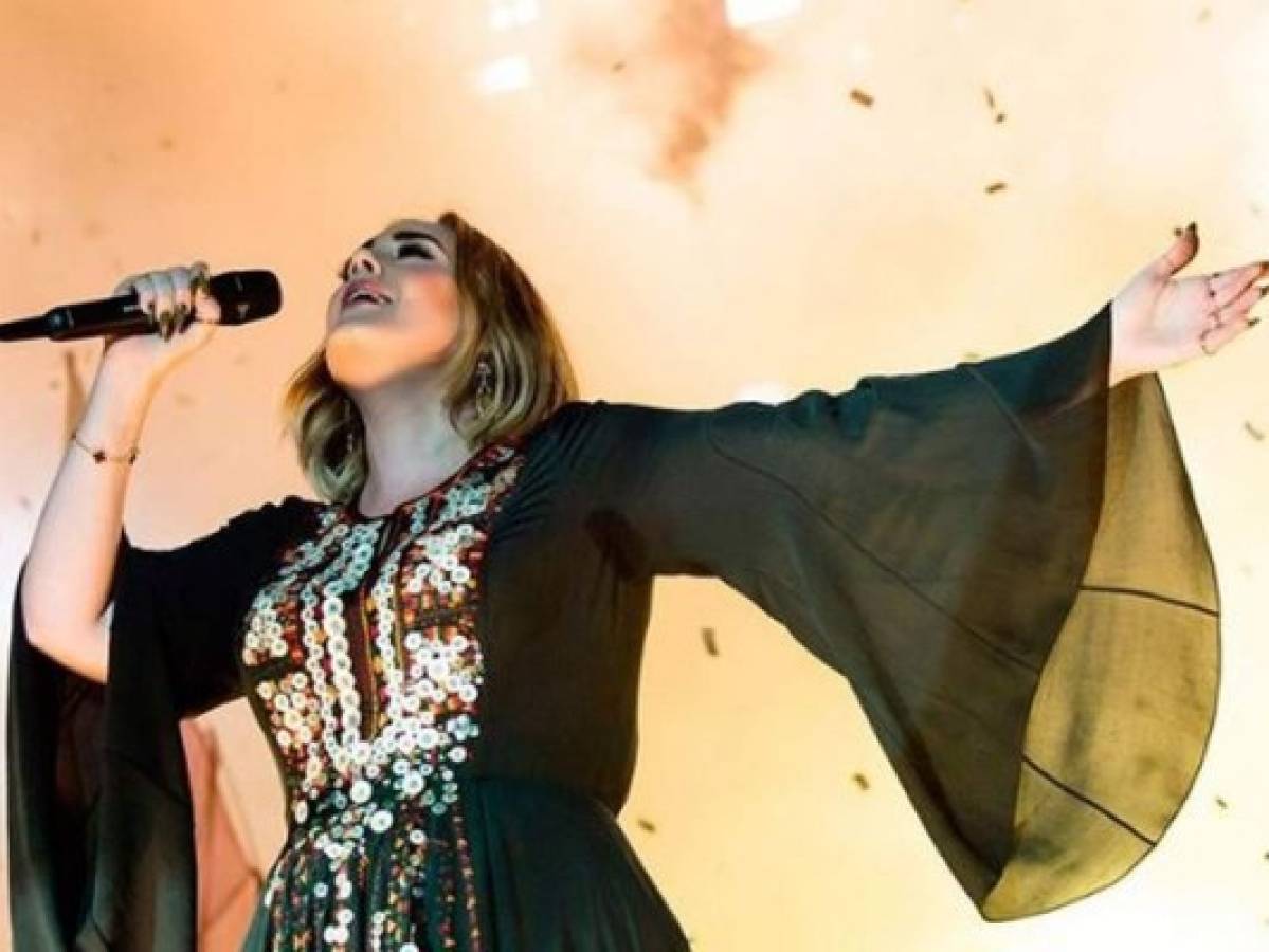 Adele sorprende a sus seguidores al publicar foto sin maquillaje