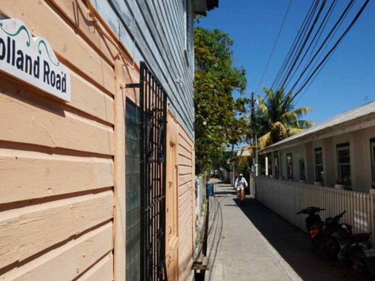 Sacan las botellas del mar en Utila y las usan para asfaltar sus calles