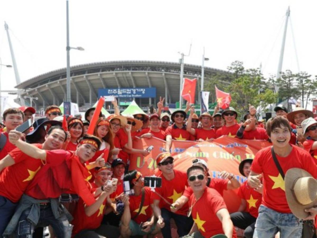 Aficionados vietnamitas llegaron hasta Jeonju para apoyar a su selección. Foto: FIFA.com