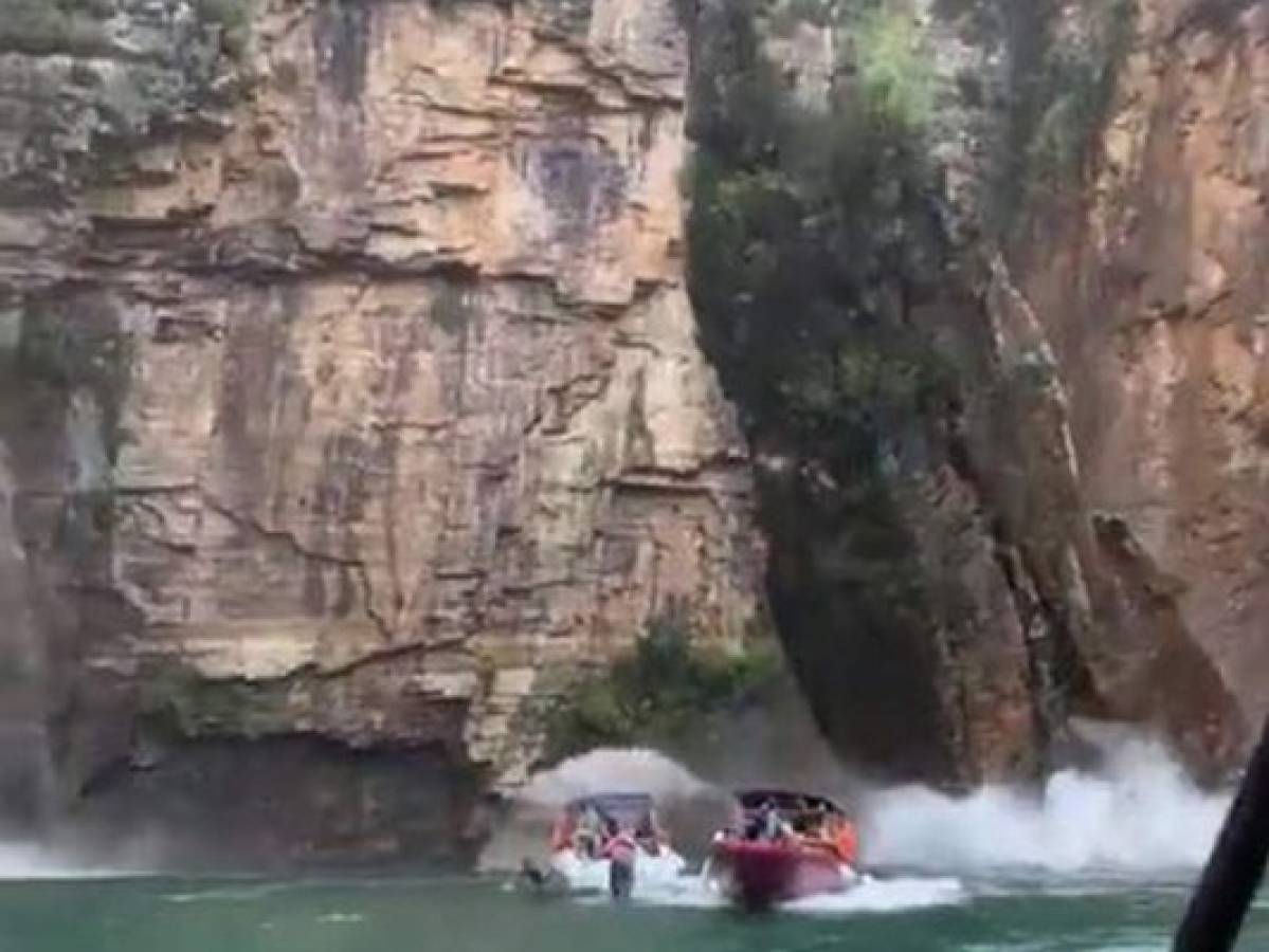 VIDEO: Captan momento en que enorme peñasco aplasta tres embarcaciones