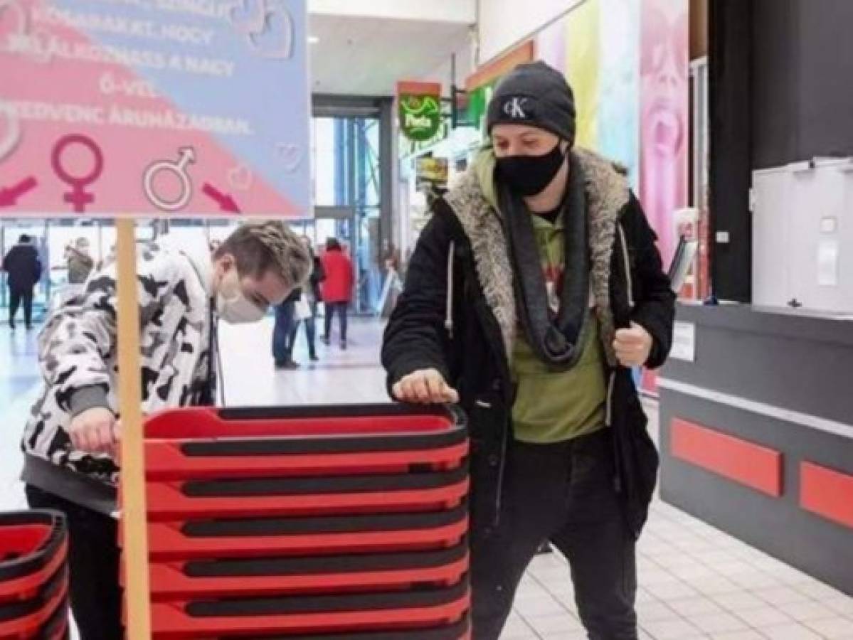 Un supermercado de Hungría juega a cupido en el día de los enamorados