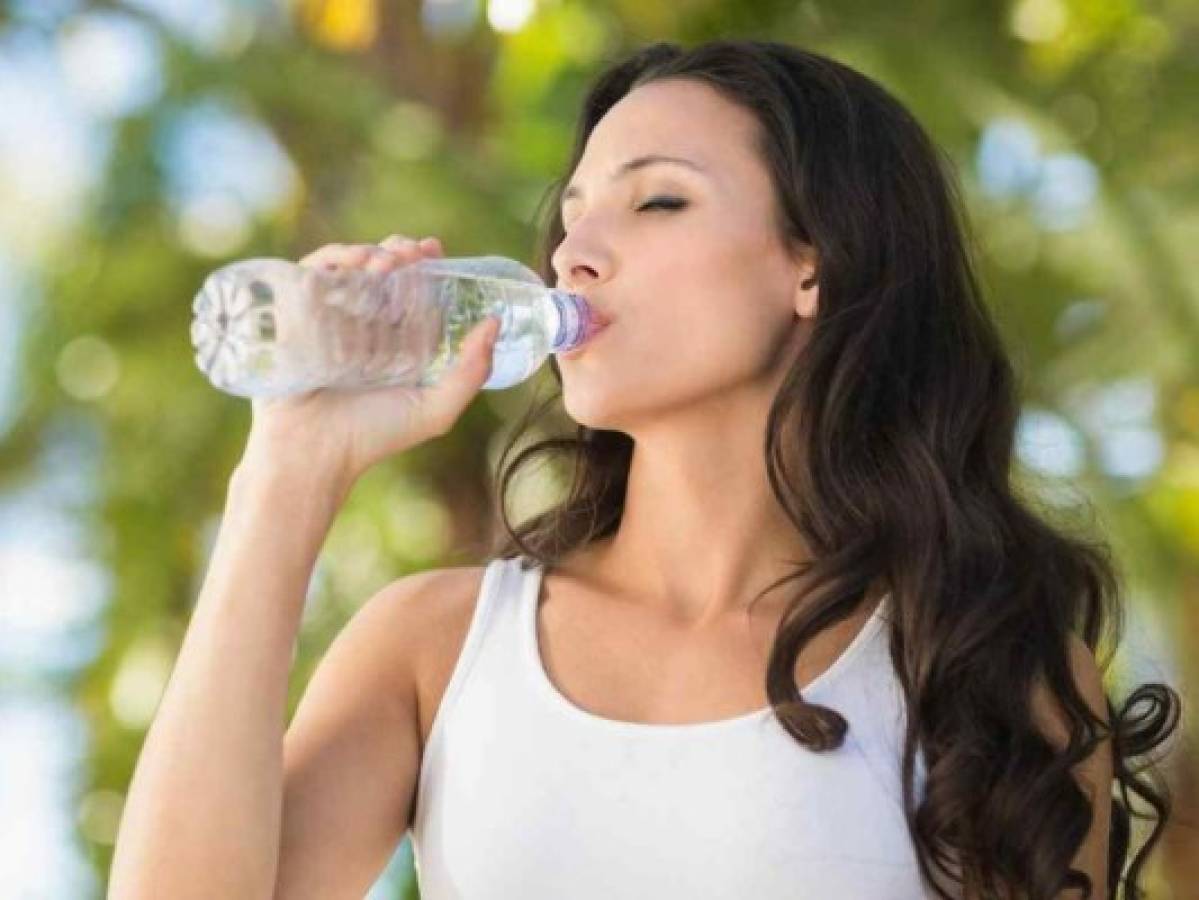 El consumir abundante agua ayudará a tu cabello a siempre mantenerse hidratado.