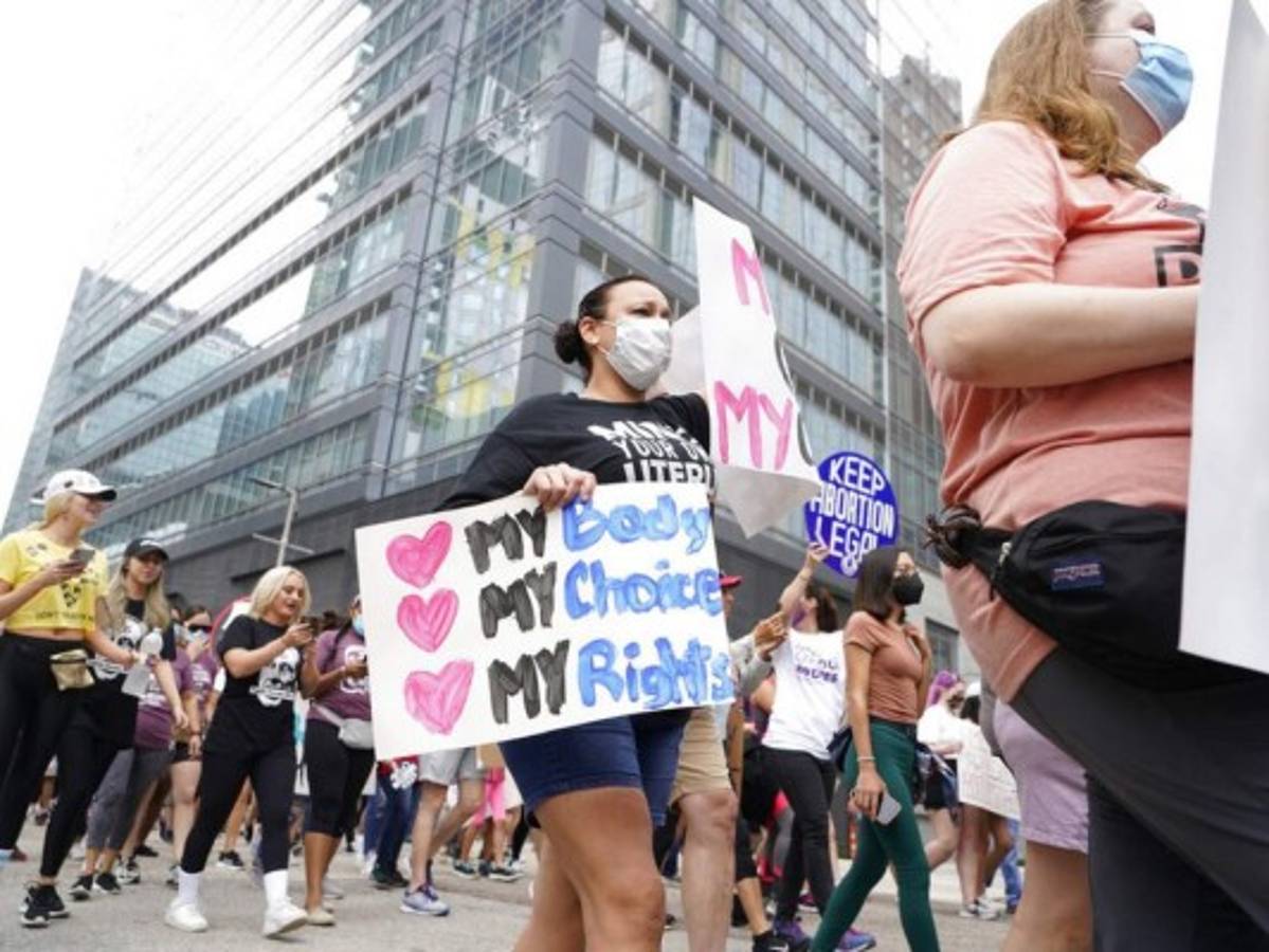 Juez ordena suspender 'radical' ley contra el aborto en Texas