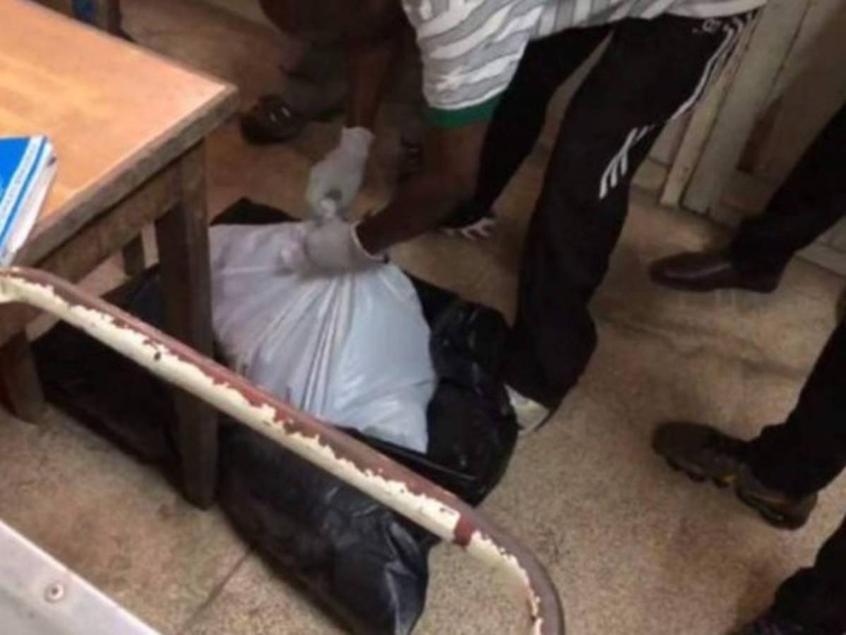 En las imágenes se puede observar como las autoridades comienzan a sacar bolsas blancas de unas cajas de cartón que estaban selladas.