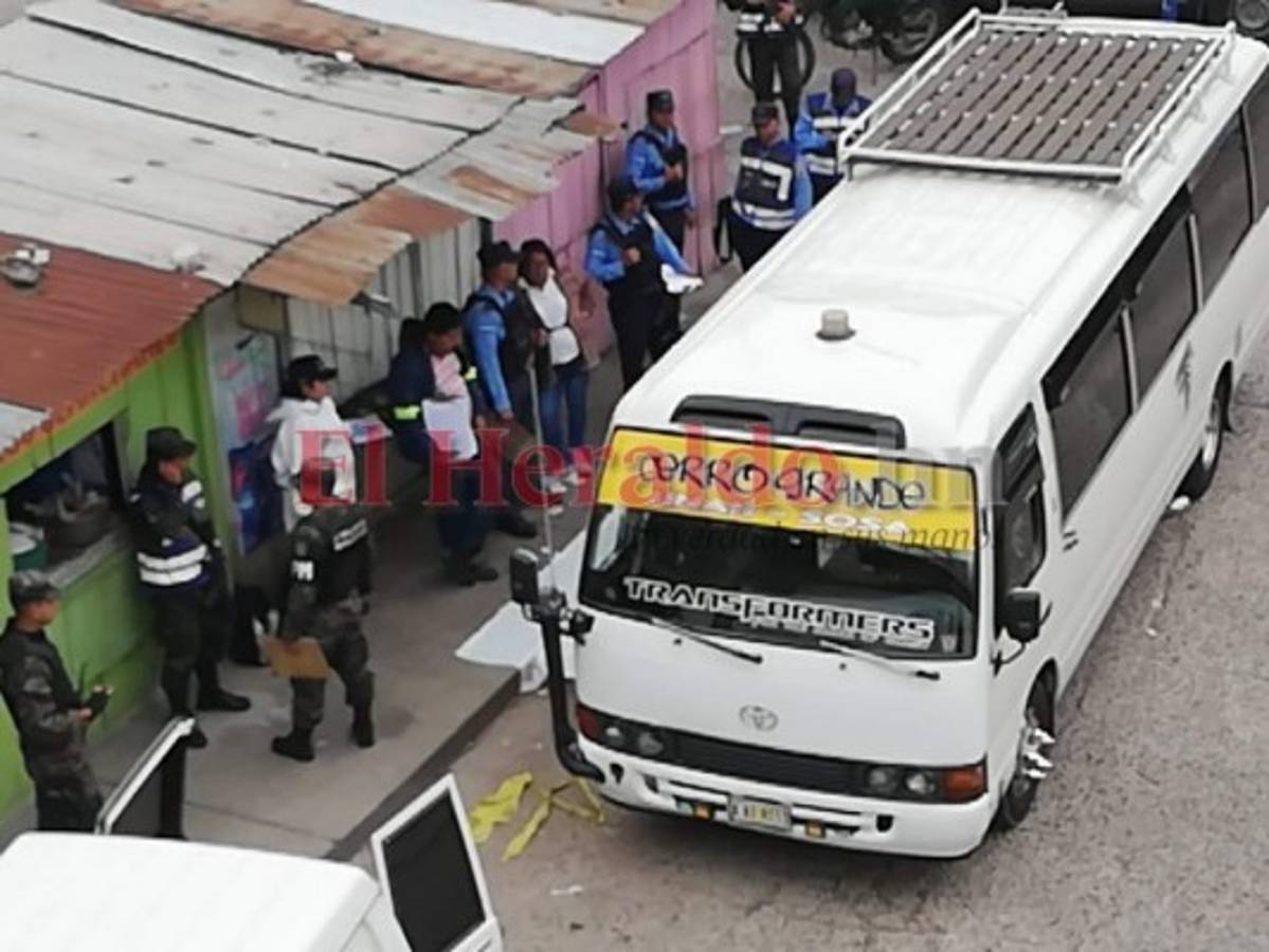 El cuerpo de la víctima quedó a un lado de la unidad de transporte.