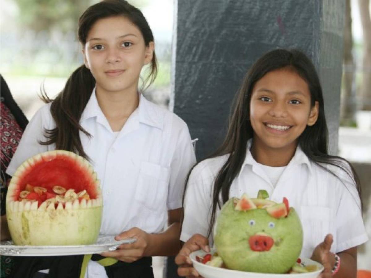 Estudiantes crean obras de arte a través de la talla de frutas tropicales