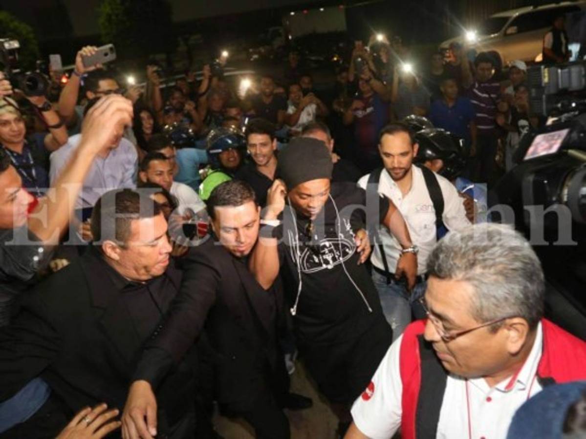 Así reaccionaron aficionados hondureños en Twitter tras el penoso robo del gorro de Ronaldinho