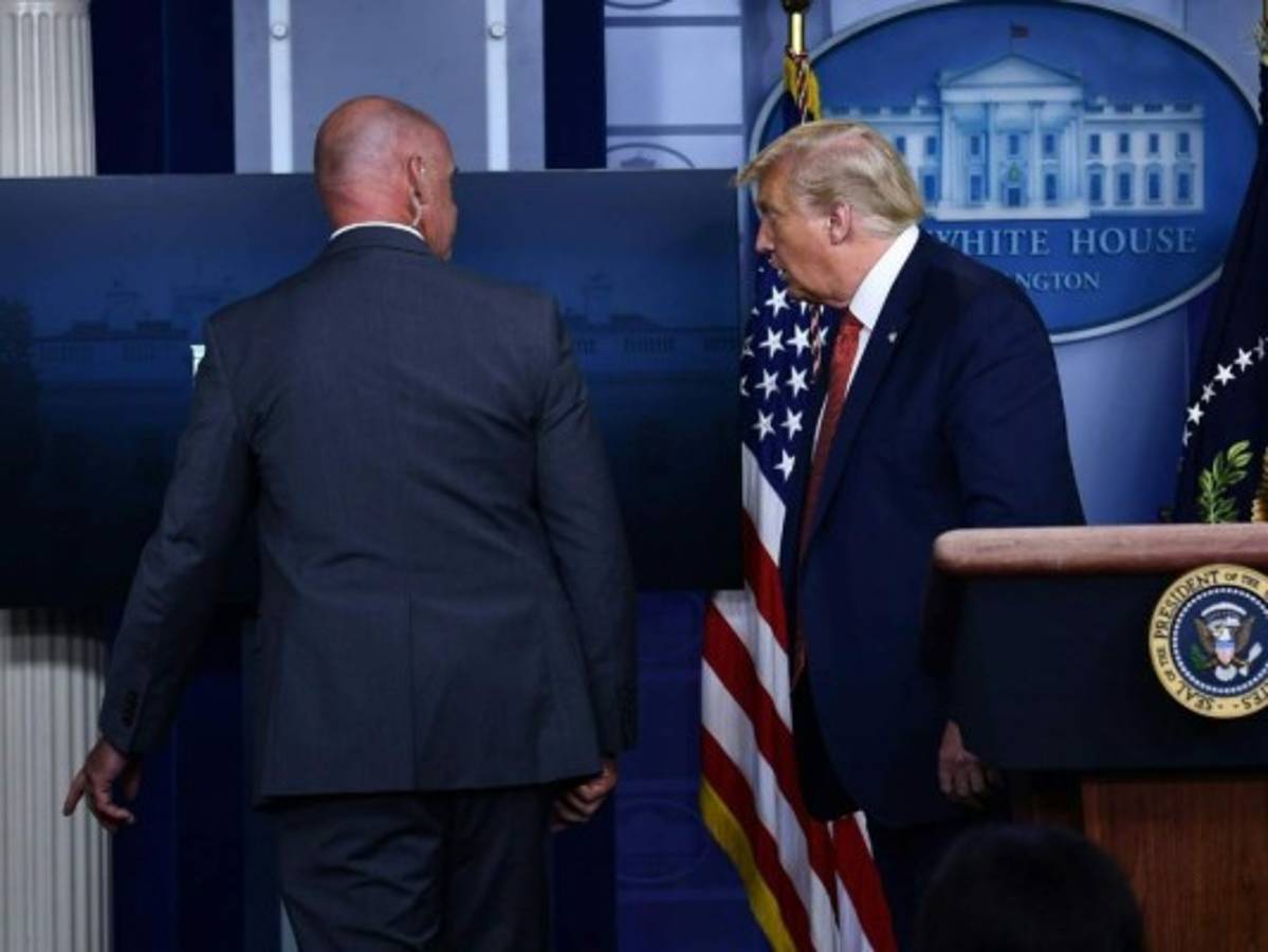 Servicio Secreto saca a Trump de una rueda de prensa por tiroteo