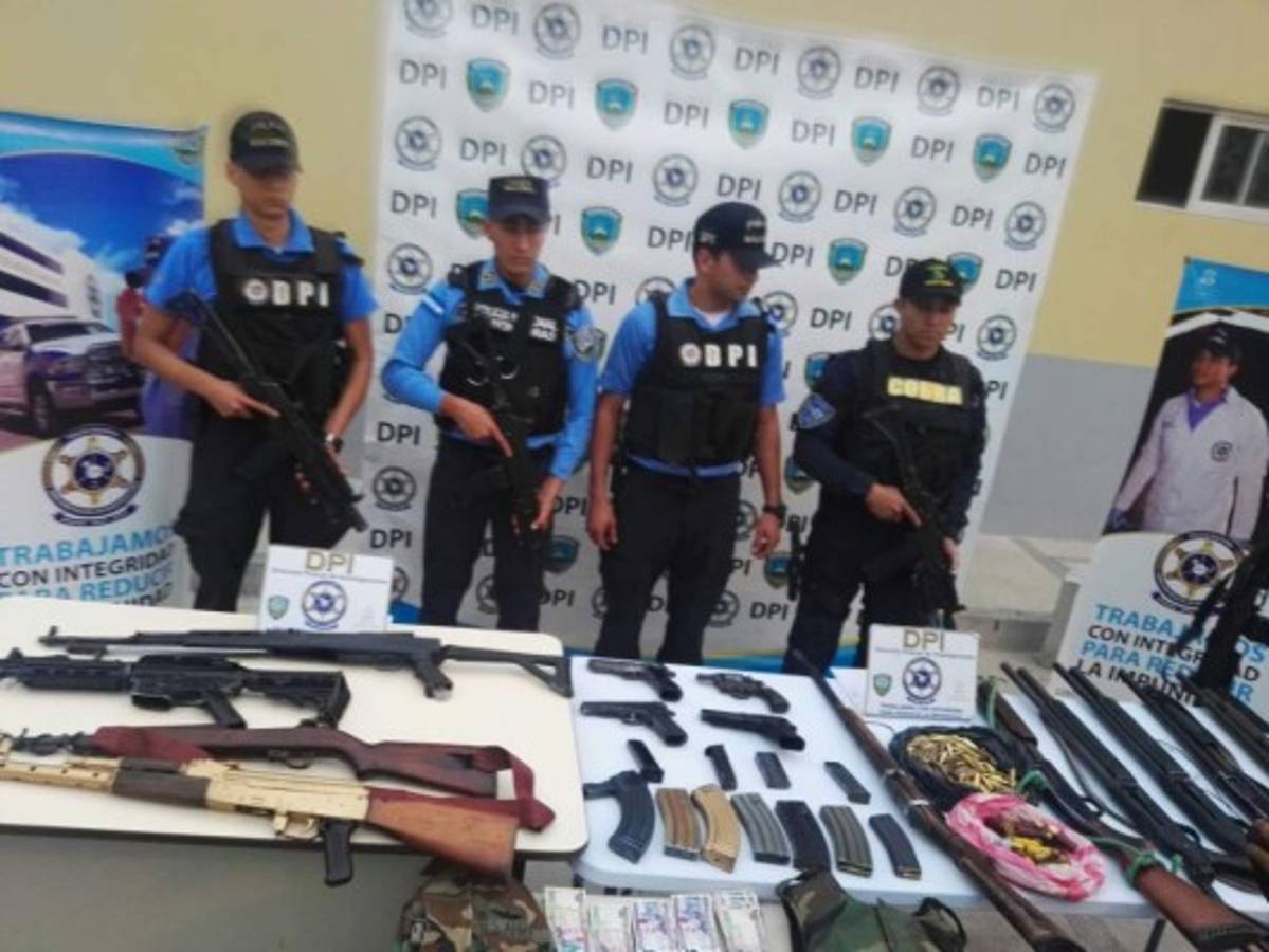 Decomisan arsenal e indumentaria militar a cuatro personas detenidas en Ajuterique