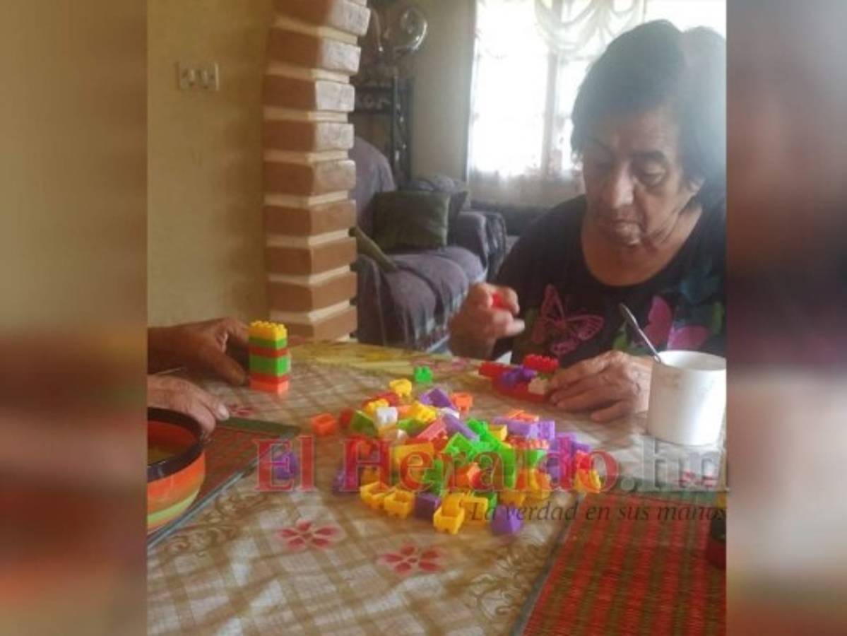 Siguatepeque: pareja de adultos mayores arma figuras de lego para enfrentar cuarentena