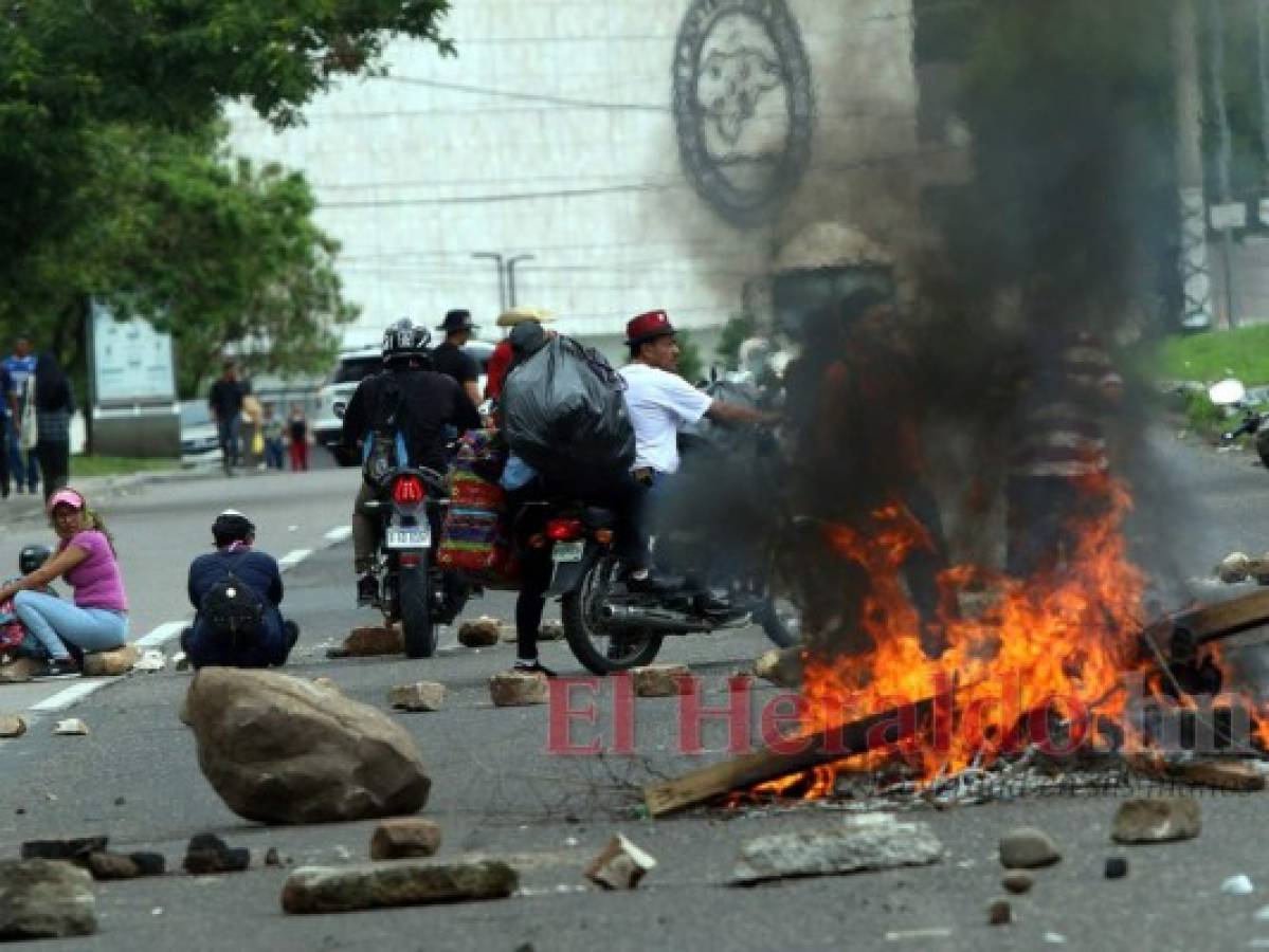 Hubo quema de llantas enfrente del Banco Central de Honduras.