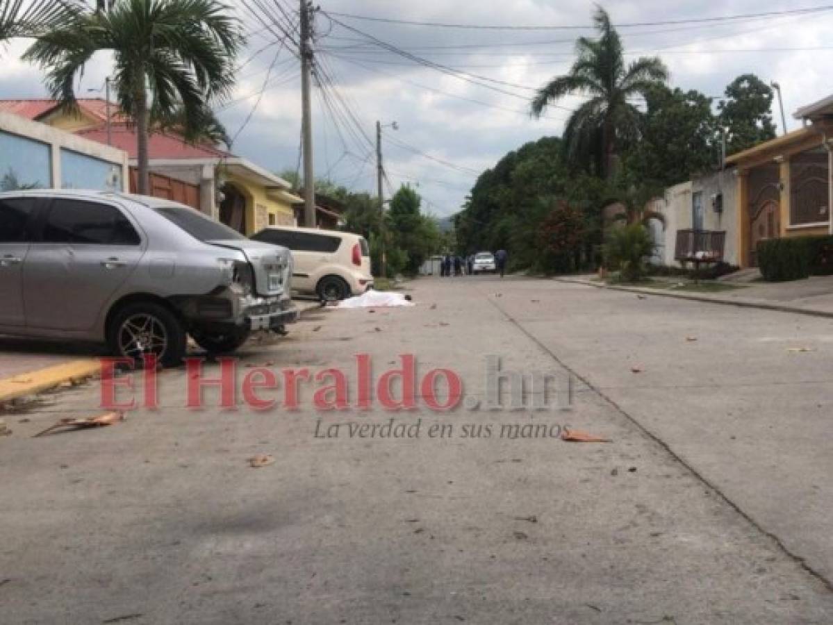 Uno de los cuerpos quedó cerca de un vehículo que estaba estacionado cerca de las residencias.