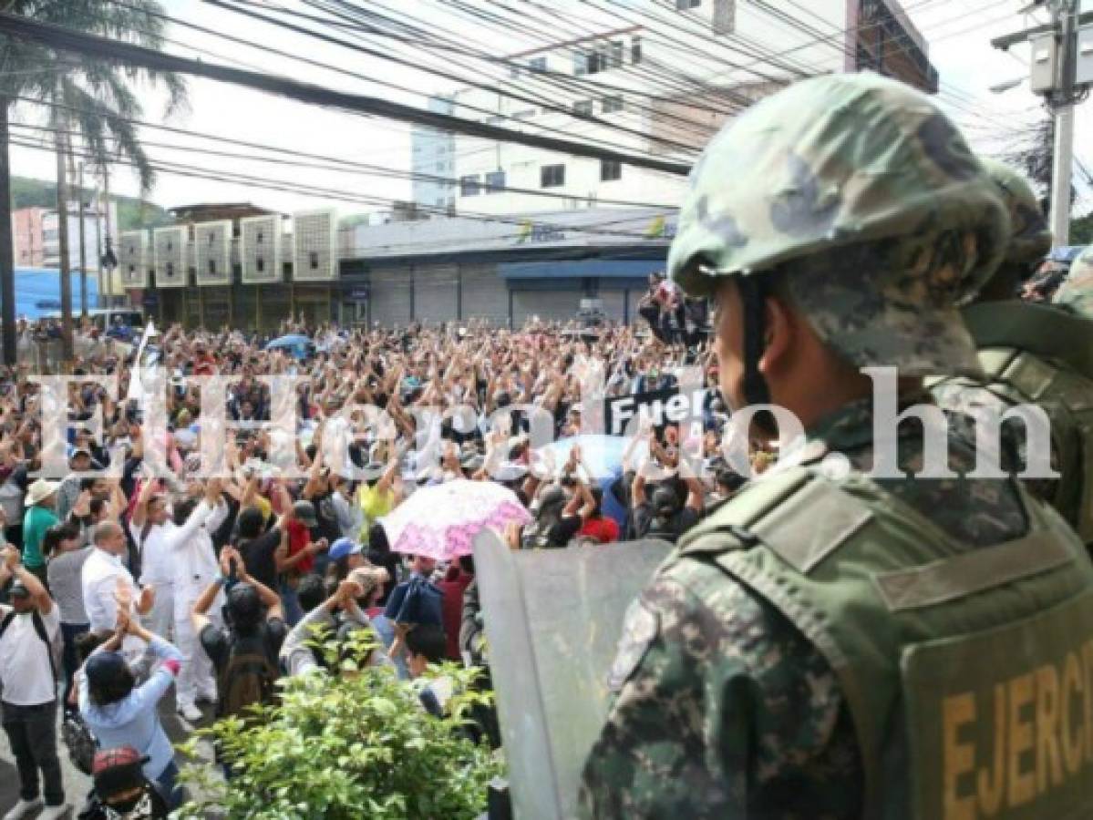 Movimiento Estudiantil Universitario (MEU) entrega iniciativa ciudadana a Secretaría del Congreso