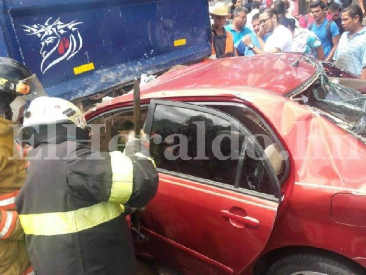 Médico muere al impactar su carro con una volqueta en el Hato de Enmedio