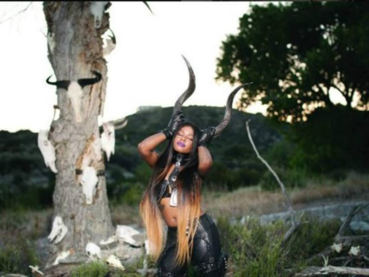 Rapera Azealia Banks confiesa que practica brujería en su closet