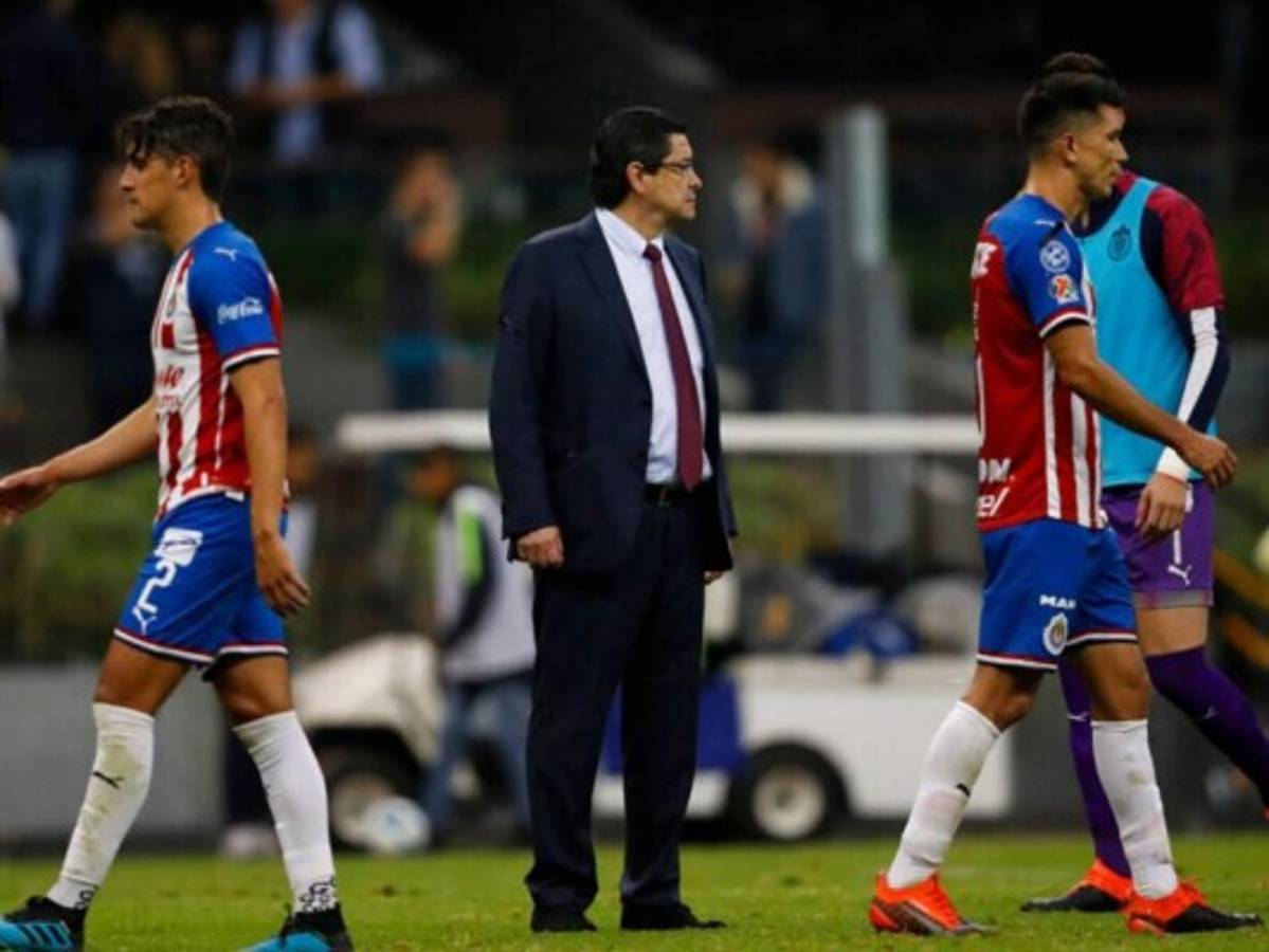 Luis Fernando Tena, director técnico de Chivas, da positivo al coronavirus