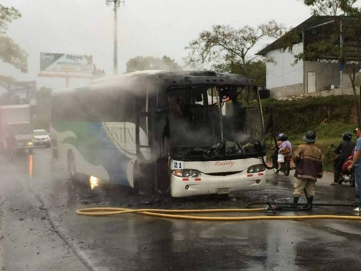 Mueren dos delincuentes y mujer en ataque a bus de transporte Cristina en La Ceiba