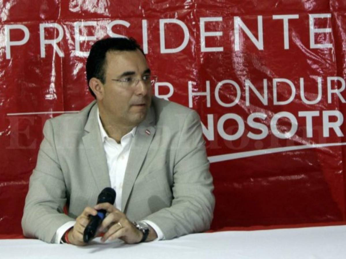 El presidenciable Luis Zelaya del Partido Liberal durante una conferencia de prensa tras ganar las elecciones primarias en el país.