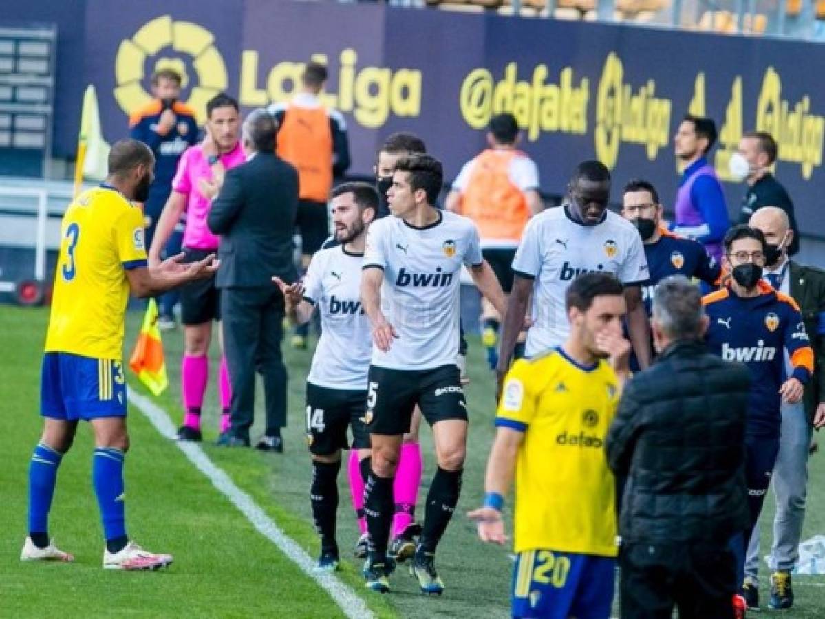 Jugadores del Valencia abandonan la cancha en Cádiz tras denunciar insultos racistas