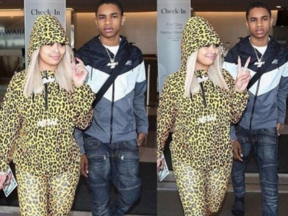 La exnovia de Rob Kardashian, vestía un traje con estampado animal print color amarillo, cuando fue captada en el aeropuerto de Los Ángeles.