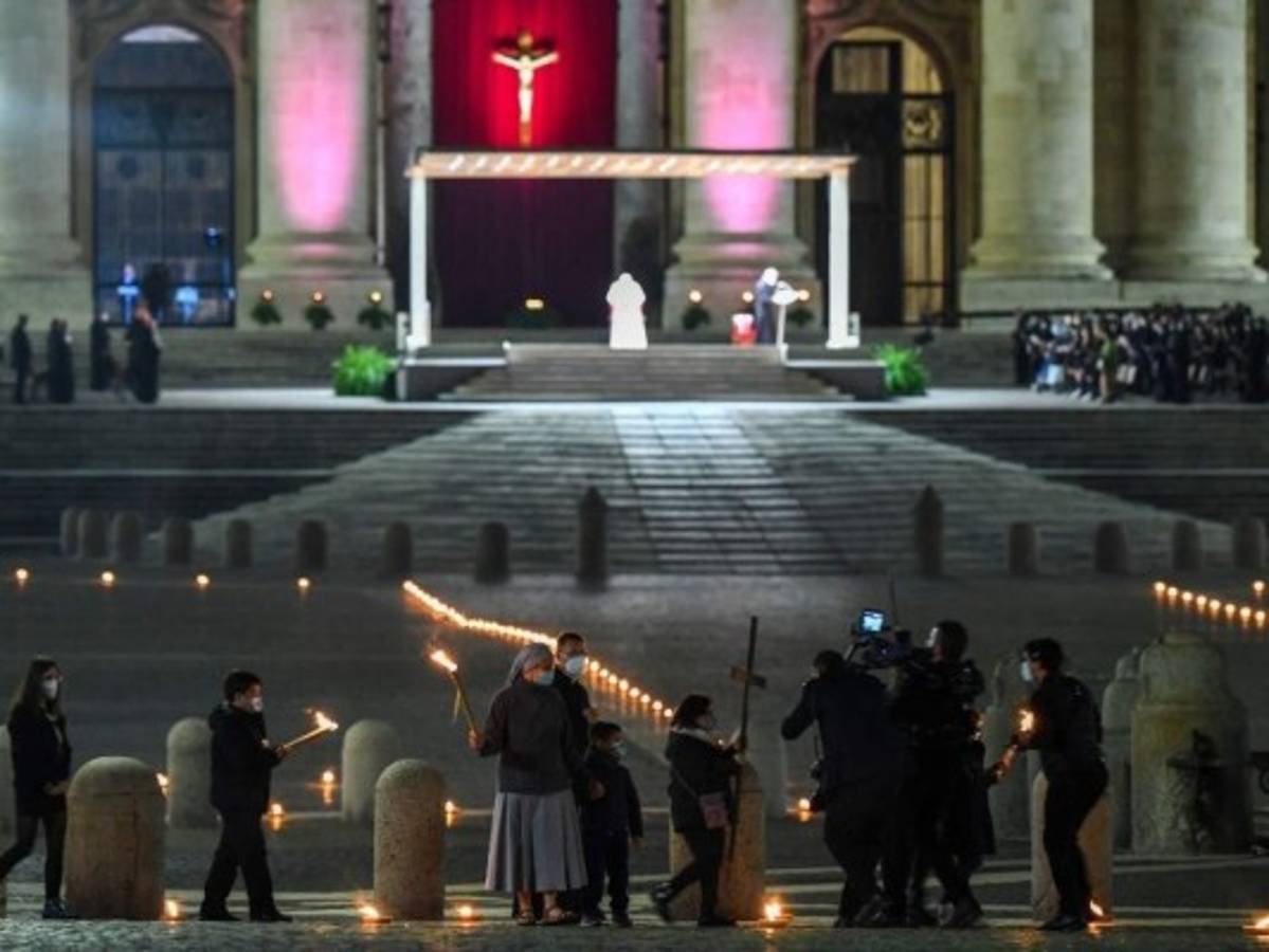 Las pocas personas que asistieron portaron su mascarilla para protegerse del covid-19. Foto: AFP
