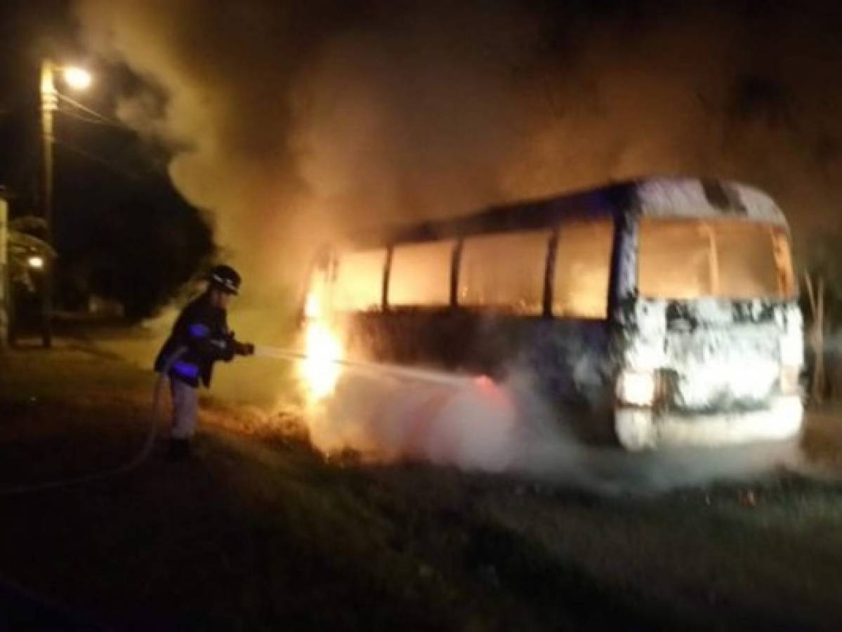 Queman bus rapidito en la Rivera Hernández de San Pedro Sula