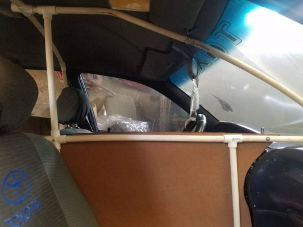 Taxistas proponen cabinas de separación para laborar durante pandemia