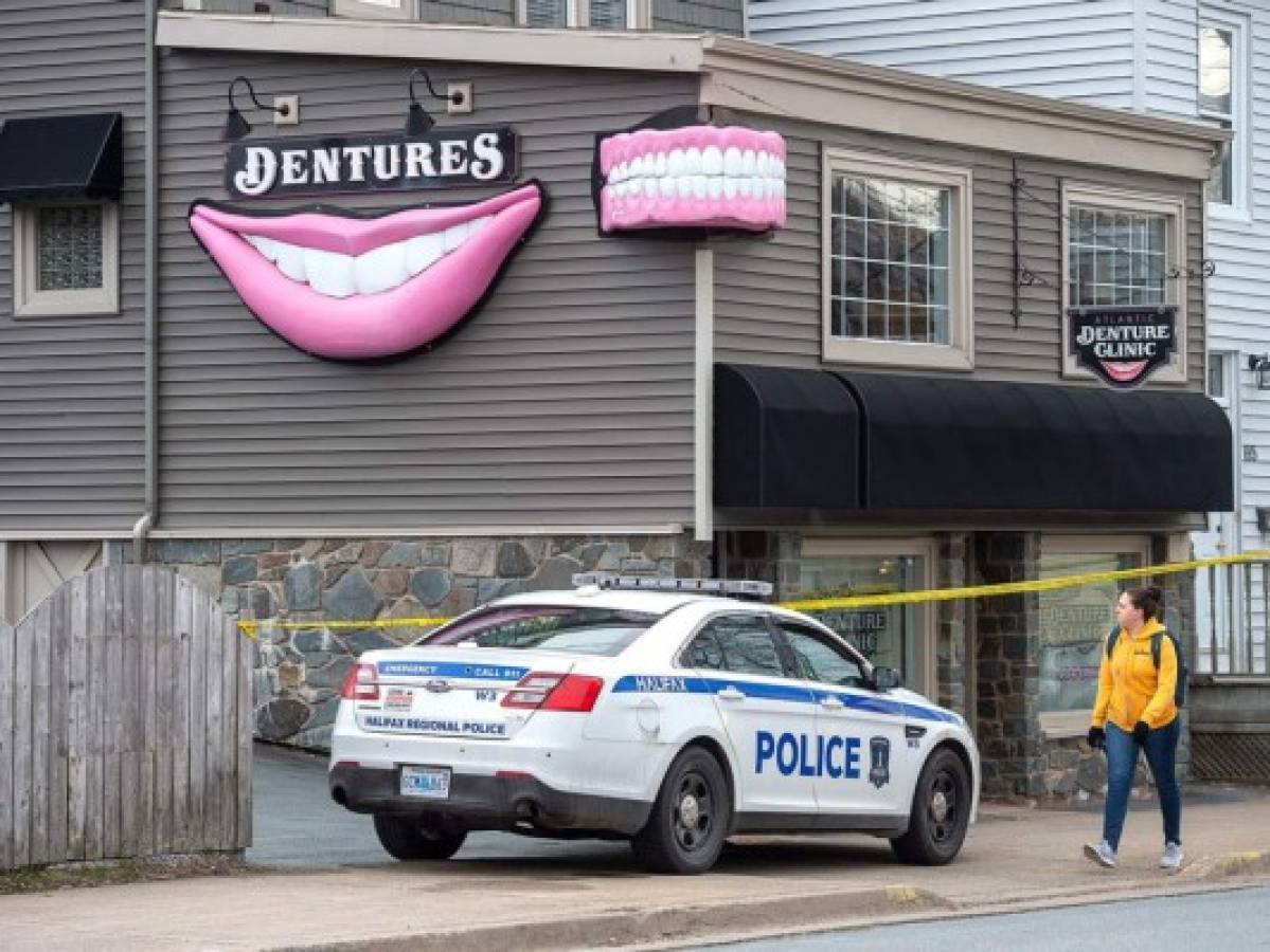 Hombre disfrazado de policía mata a 16 personas en Canadá