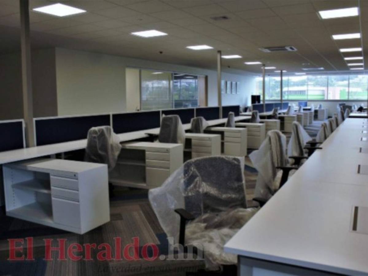 Las oficinas tienen muebles nuevos y están bien organizadas para atender a los empleados públicos.