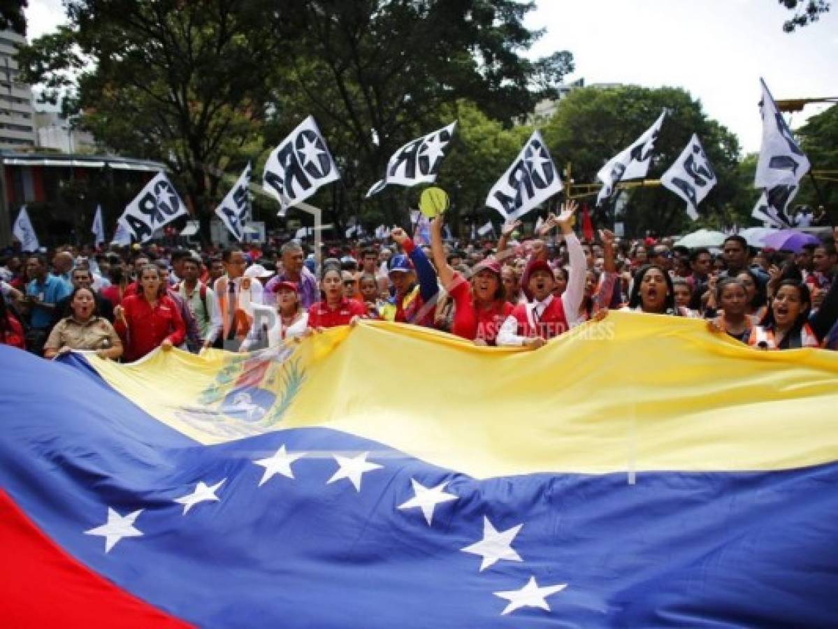Miles de venezolano marcharon en apoyo a Maduro a dos días del atentado  