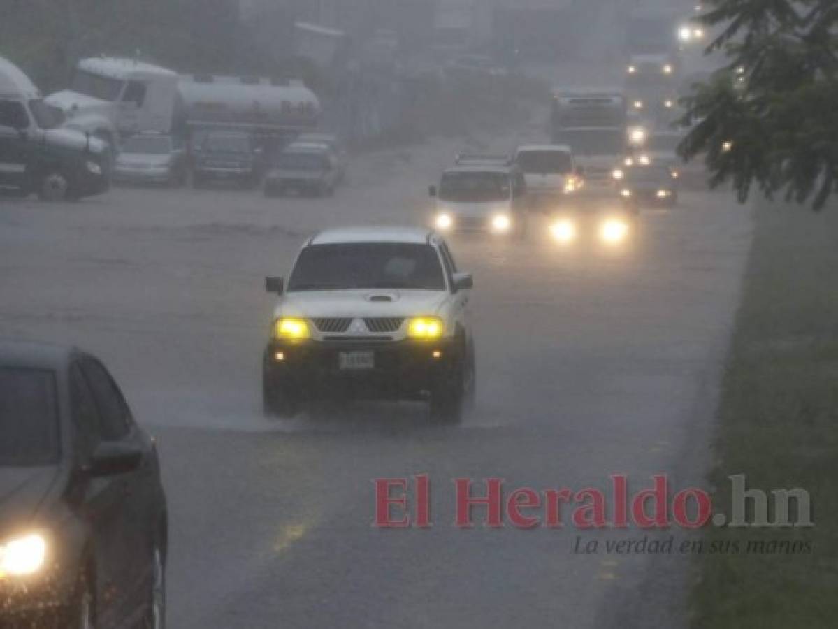 Calles inundadas dejan fuertes lluvias en la capital de Honduras