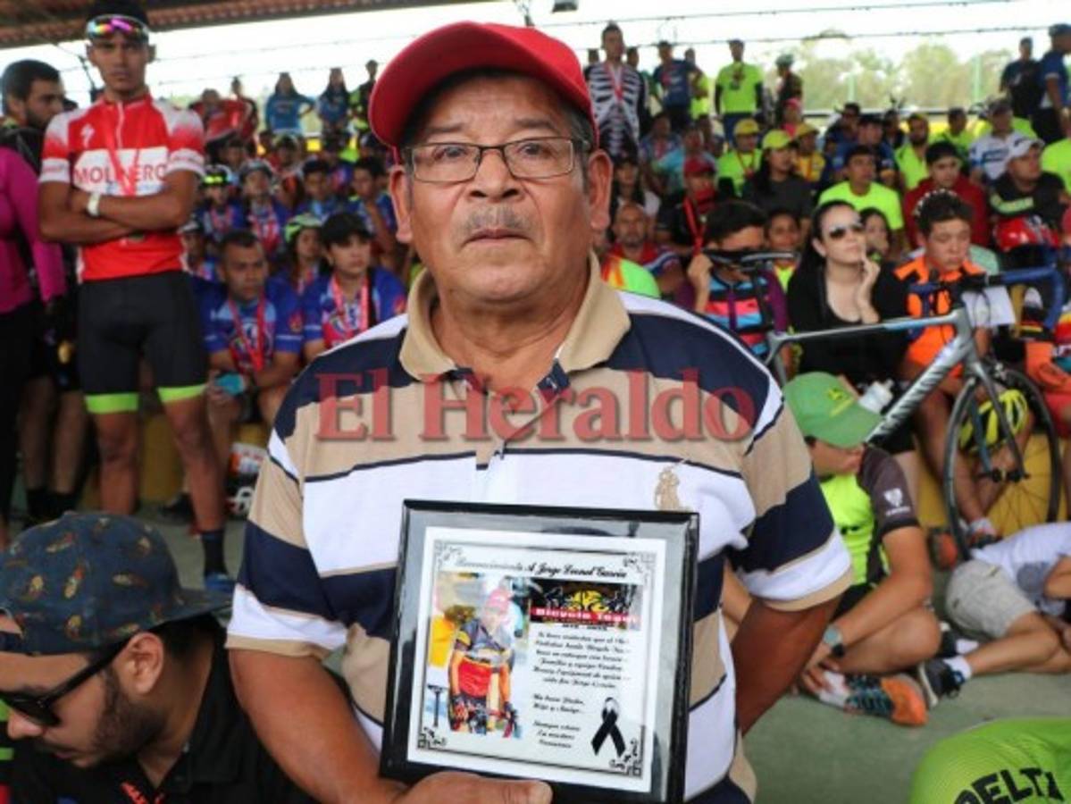 Lágrimas y dolor en memoria de un campeón de las bicicletas